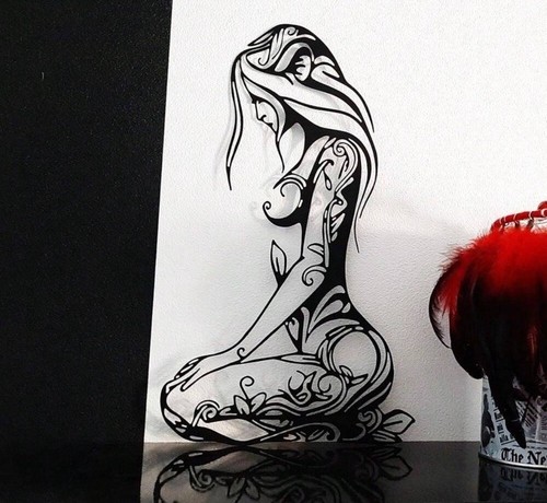 Kneeling woman black - black, metal